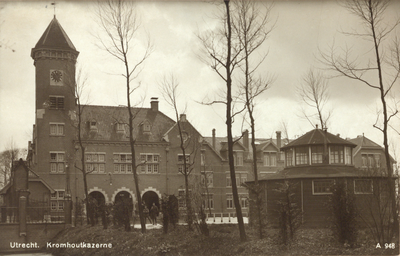 4825 Gezicht op de voorgevel van het Wachtgebouw links van de hoofdingang van de Kromhoutkazerne (Prins Hendriklaan 89) ...